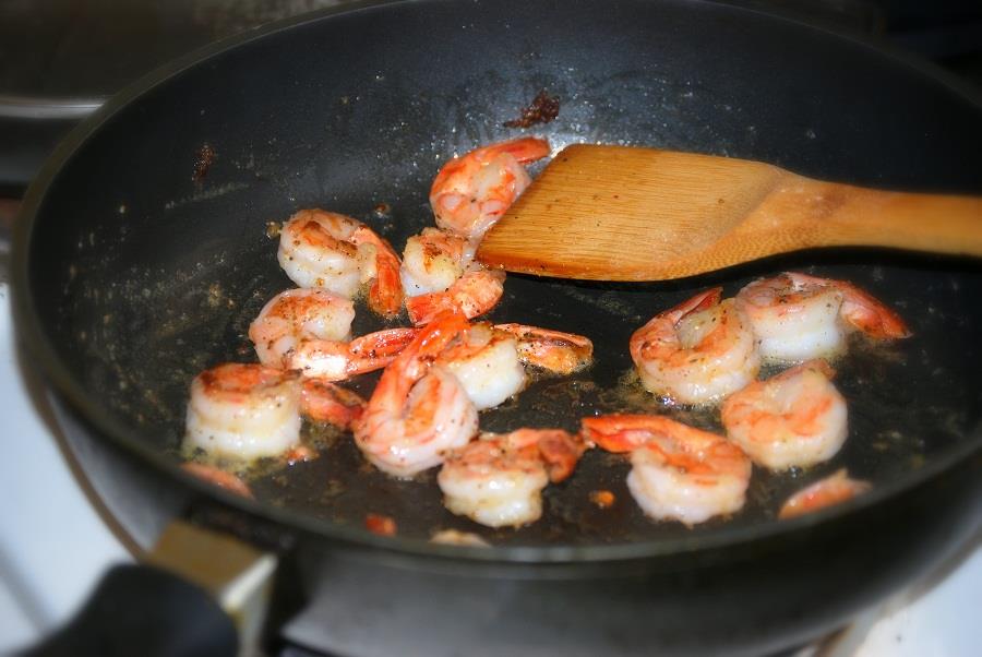 - shrimps არიან მოხარშული და გაყინული   - ლიმონი   - დახვეწილი ზეითუნის ზეთი   - რამდენიმე ნიორი კბილი   - რამდენიმე კოვზი სოიოს სოუსით