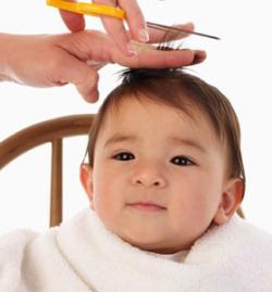 Aby to zrobić, wystarczy zaopatrzyć się w niewielką ilość cierpliwości i czasu, a także zapoznać się z listą tych narzędzi, których można użyć do stworzenia pierwszej fryzury swojego dziecka