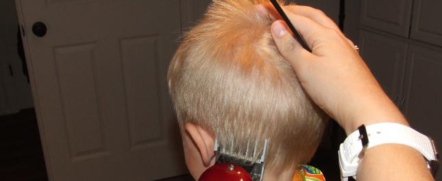 Zdecydowanie powinieneś zachować pasmo pierwszego obciętego włosa dla pamięci w albumie fotograficznym dziecka, ponieważ z czasem struktura i jej kolor mogą być świetne