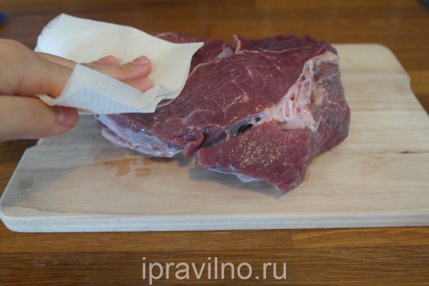 Hovädzie mäso umiestnime do manžety v nádobe na pečenie, obal na pečenie musí byť zapečatený špeciálnym drôtom (spravidla v sáčkoch na pečenie)