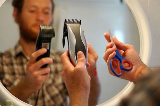 ножиці (переважно призначені спеціально для стрижки волосся);   гребінець для волосся з широкими зубами для бороди і з дрібними зубами для вусів (за бажанням);   машинку для стрижки волосся або бороди з насадками (краще вибирати акумуляторну і бездротову модель);   велике дзеркало (можна збільшувальне або потрійне)