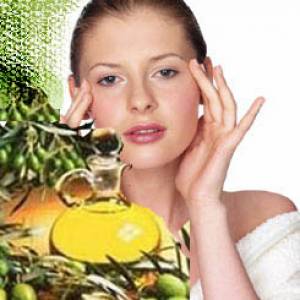 Компрес з оливкового масла в поєднанні з масажем допоможе уникнути передчасних зморшок