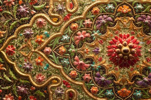 (Zar з персидського означає «золото», dozi - вишивка) - стиль вишивки, поширений в Індії і Пакистані, який існував ще з часу Рігведи, але час розквіту цього стилю - епоха Великих Моголів і правління імператора Акбара