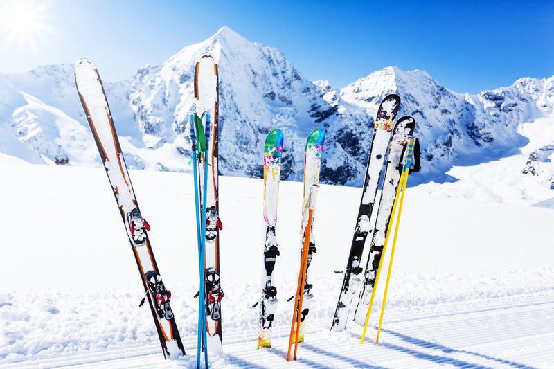 Якщо ваш досвід спуску з гір дорівнює нулю, як і фізична підготовка, вам необхідні лижі, довжина яких вираховується за формулою: зріст мінус 20 см