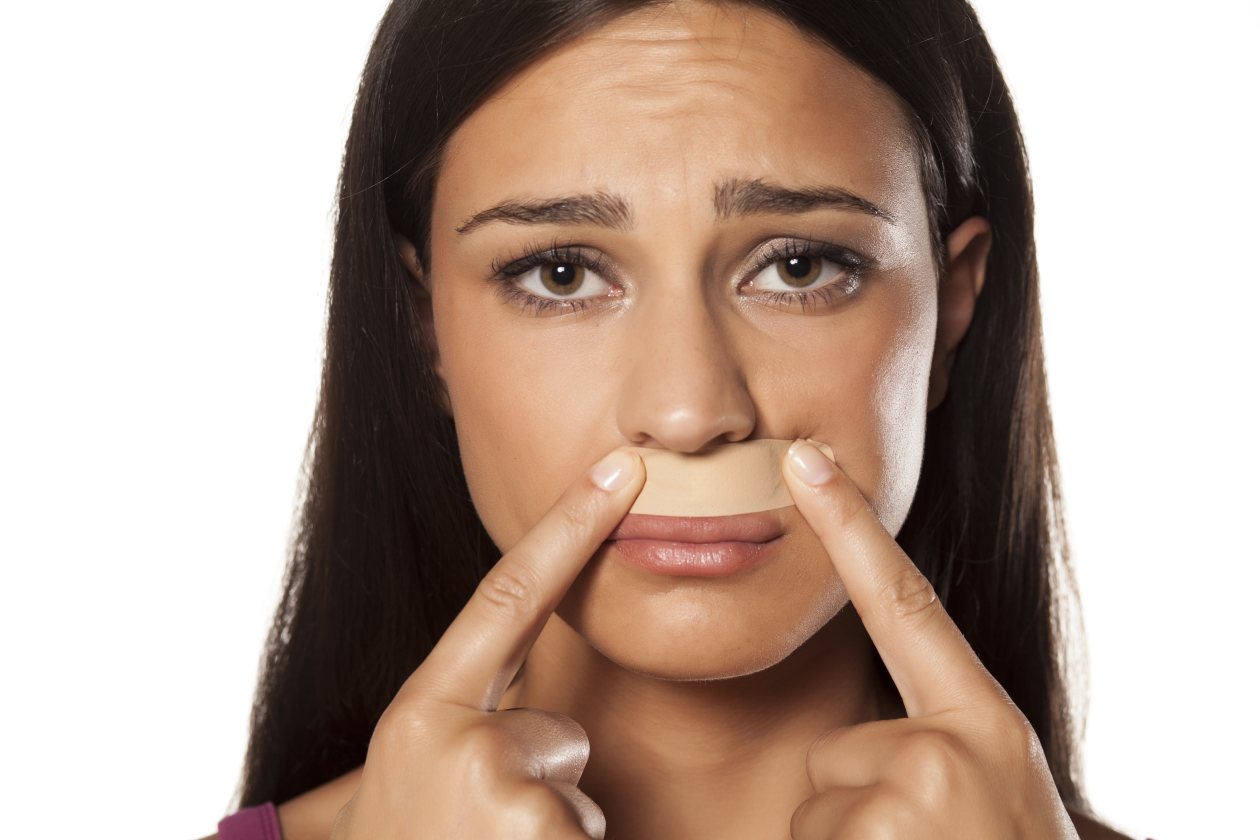 Многие женщины борются с усами, поэтому ищут способы избавиться от них