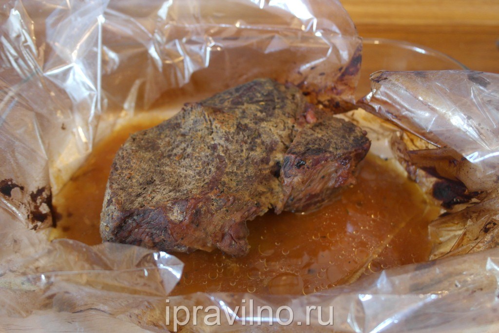 Meso odstranite nazaj v pečico za 20 minut, tako da je goveje meso prekrito z majhno hrustljavo