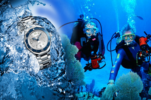 Після занурення в море, годинник з безелем рекомендується промити теплою прісною водою, прокрутивши поворотний кільце, щоб уникнути засихання під ним кристалів солі