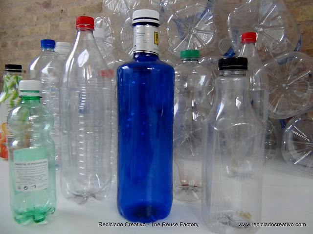 Зберігати воду в такій пляшці небезпечно: пластик виділяє речовину бісфенол А, яке руйнує ендокринну систему організму, пригнічує вироблення гормонів, викликає ріст ракових клітин передміхурової залози, порушення імунітету