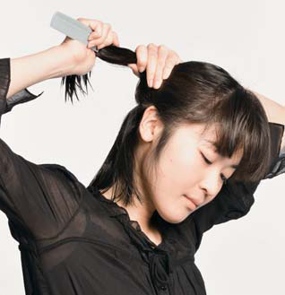 Розділіть волосся на вертикальний проділ на потилиці і зробіть горизонтальний проділ від вуха до вуха