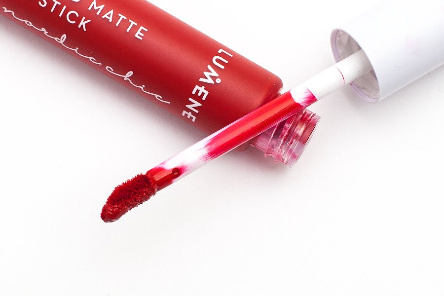 Судячи з релізу, Liquid Matte Lipstik повинні володіти всіма достоїнствами порядних матових помад - комфорт, стійка текстура, насичені щільні відтінки