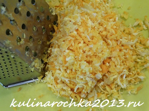 Поки гарбуз вариться, з апельсина і лимона (ретельно вимитих щіткою) зняти цедру на дрібній або середній тертці