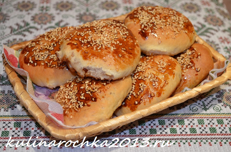 Булочки - круглі або овальні хлібці, випічка невеликого розміру, яка готується порційно з начинкою і без