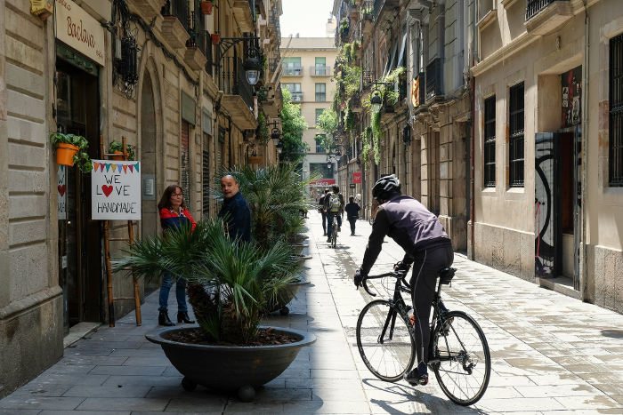 Вони - суто туристичні райони центру Барселони, заселяються в них емігранти, неспроможні люди і безнадійні «романтики»