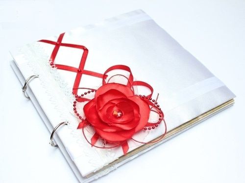 Щоб підкреслити ніжність почуттів нареченої і нареченого, книгу можна прикрасити пелюстками троянд або невеликими квітами