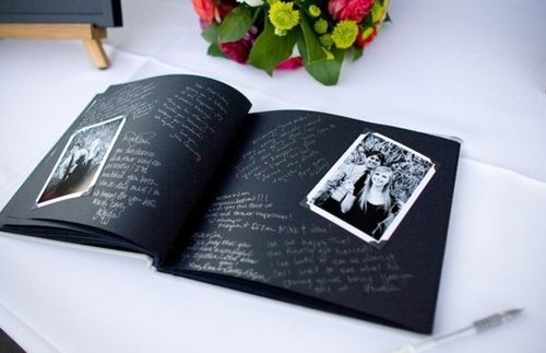 Ще одна незвичайна ідея оформлення весільної книги побажань своїми руками - чорна папір і спеціальна біла ручка