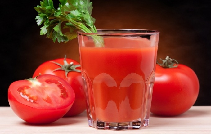 На останньому триместрі вагітності, перед пологами, помідори слід їсти дуже рідко, тому як червоне може викликати у дитини алергію